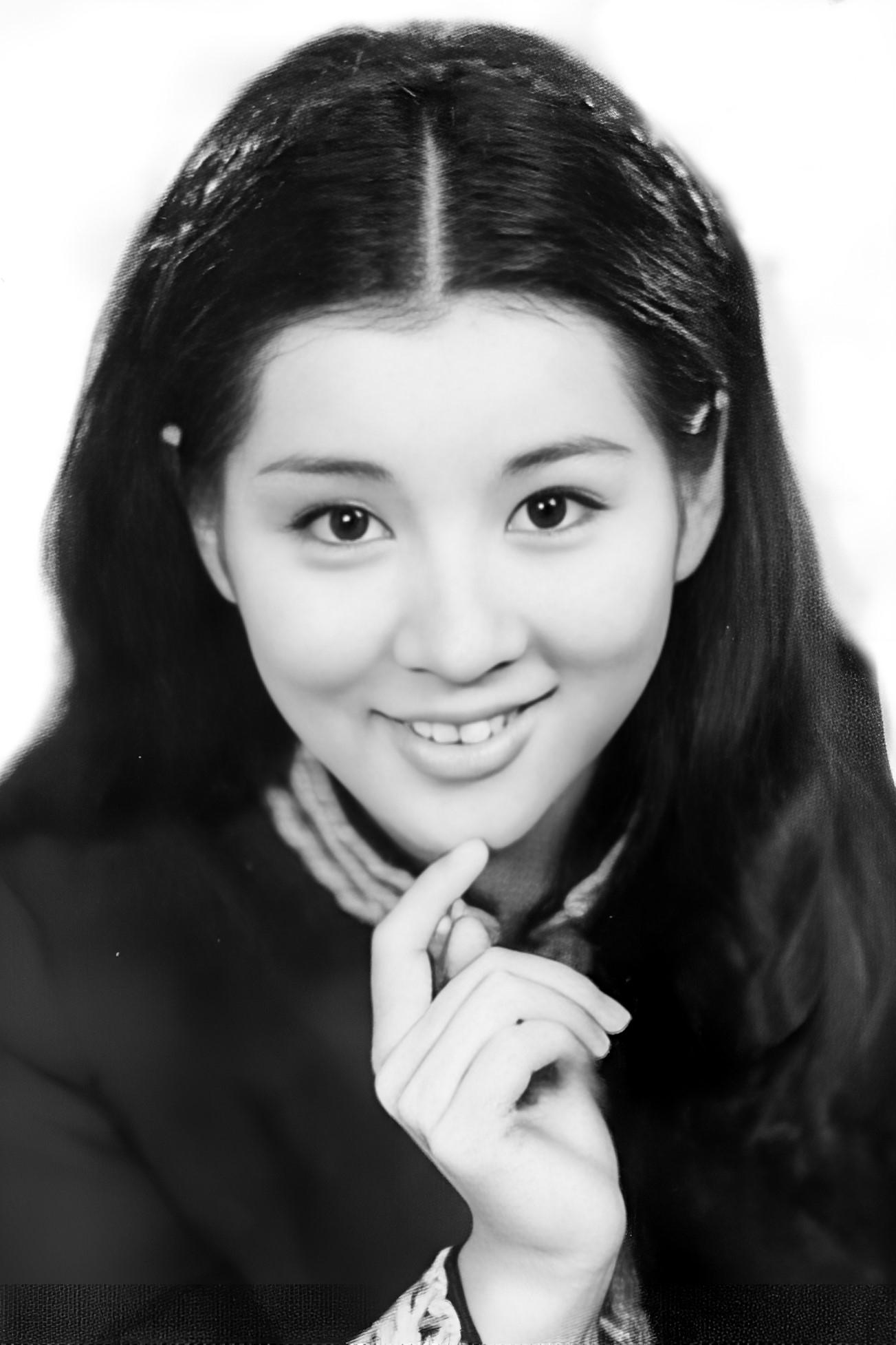 Sayuri Yoshinaga backdrop