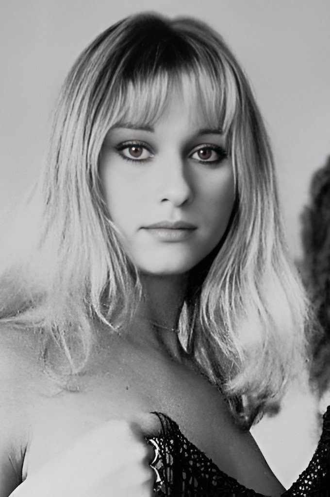 Orkidja De Santis backdrop