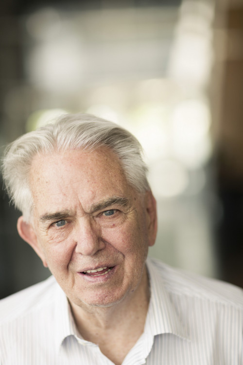 Juan Mariné backdrop