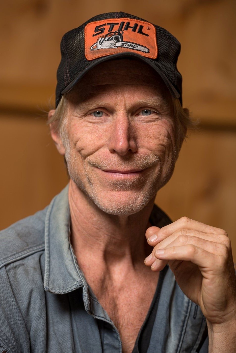 Rusty De Wees backdrop