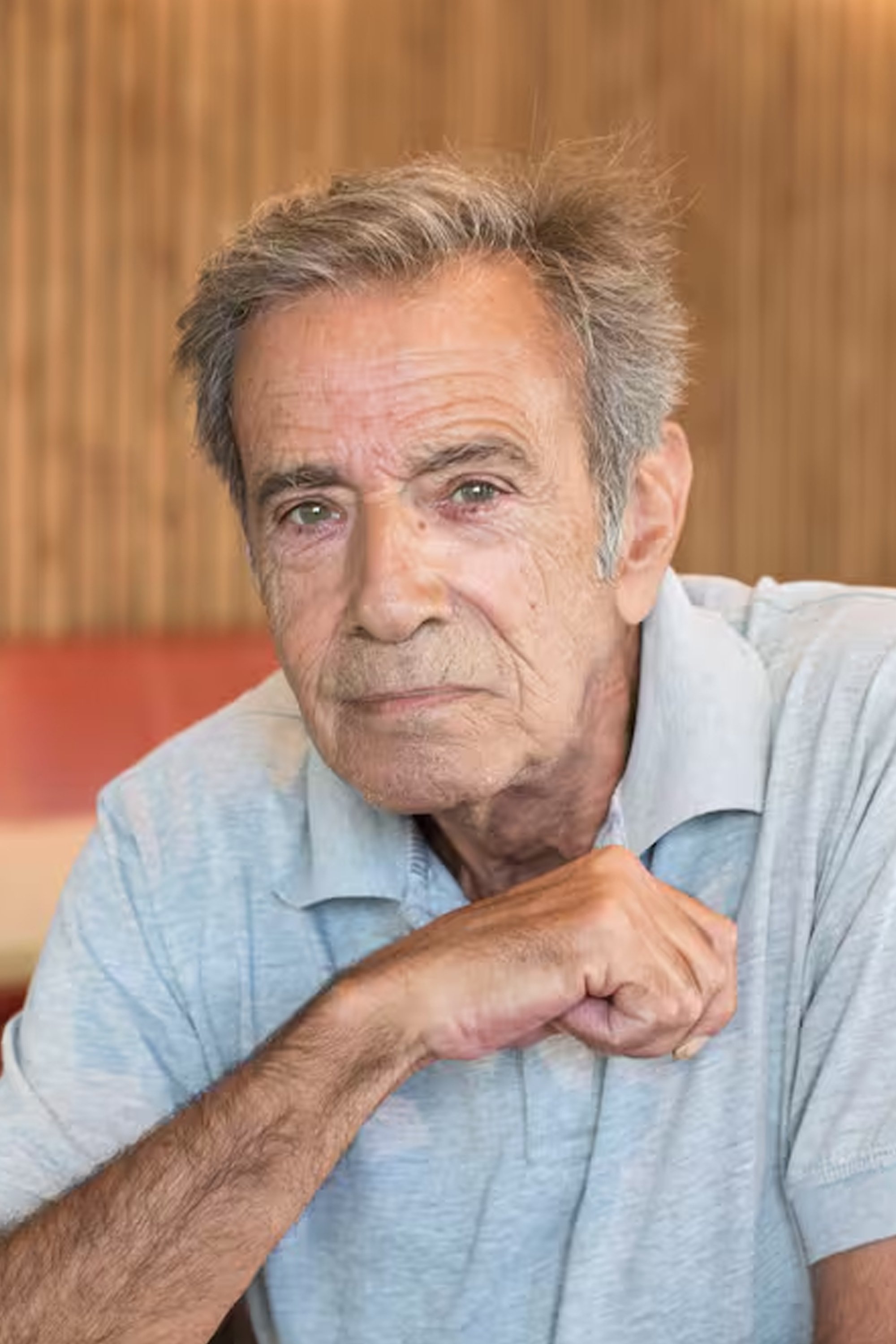 Mario Alarcón backdrop