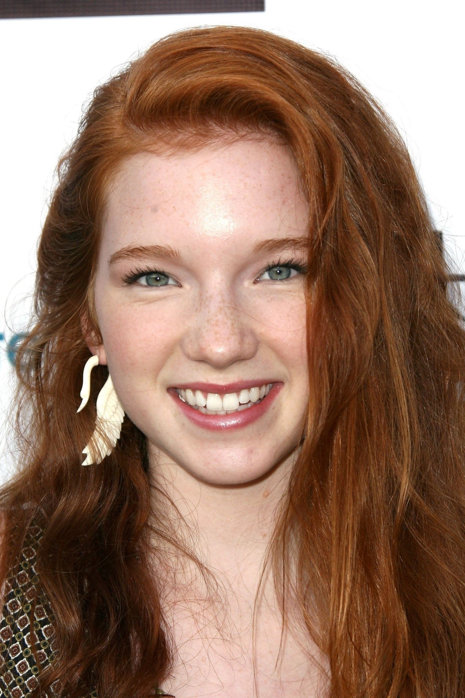 Annalise Basso backdrop