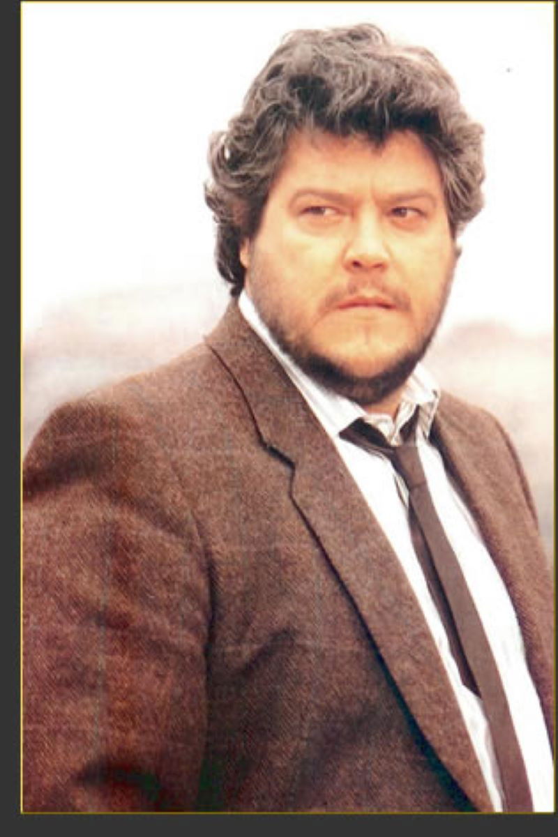 Caco Senante backdrop