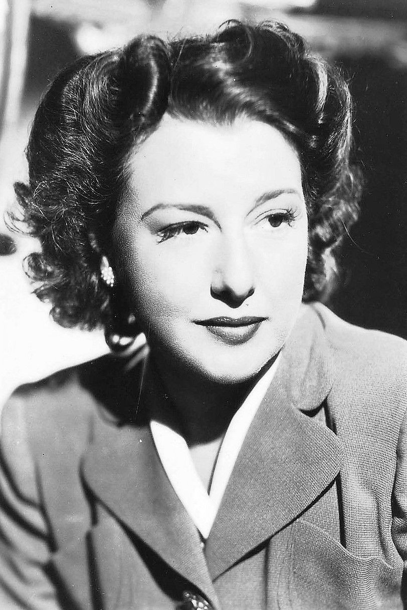 Leona Marikël backdrop