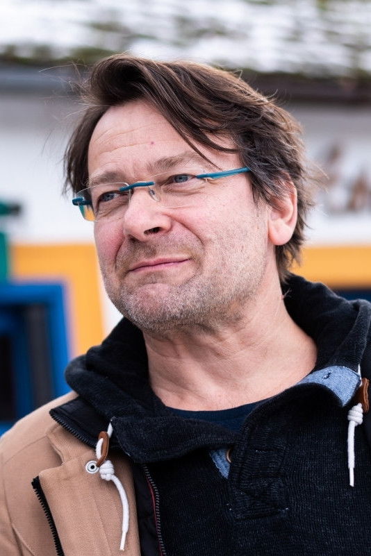 András Lovasi backdrop