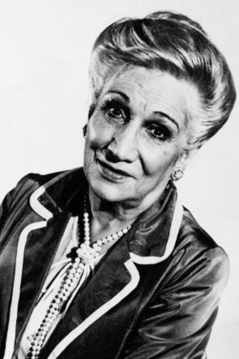 Ana González backdrop