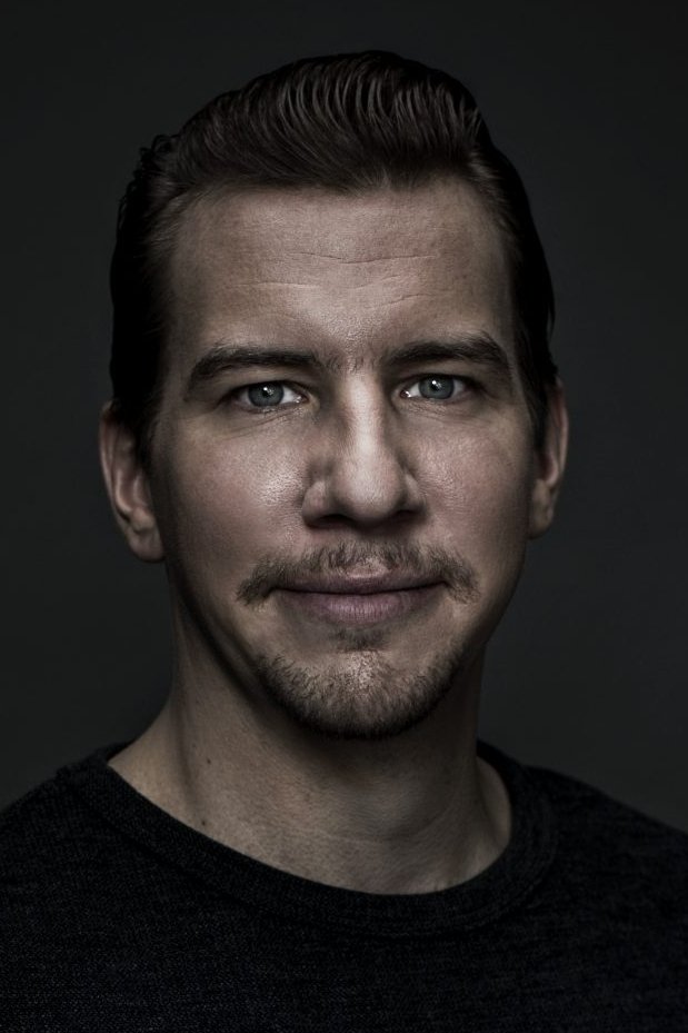 Aku Hirviniemi backdrop