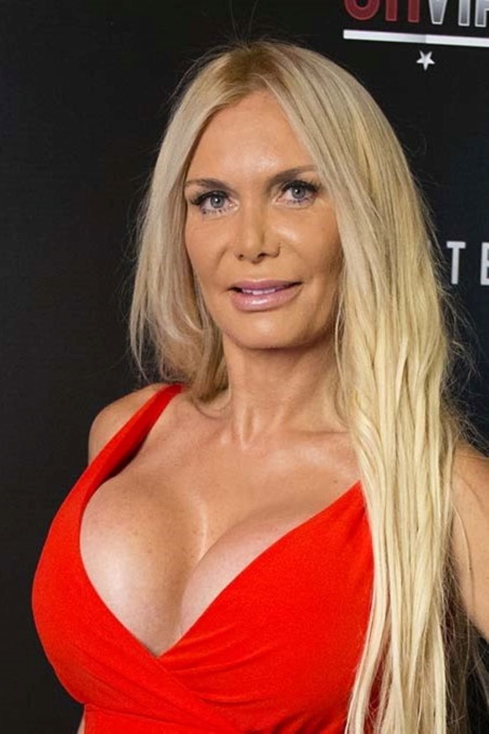 Yola Berrocal backdrop