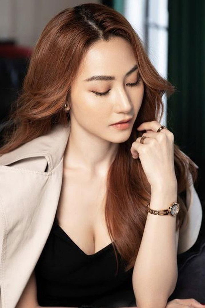 Ngân Khánh backdrop