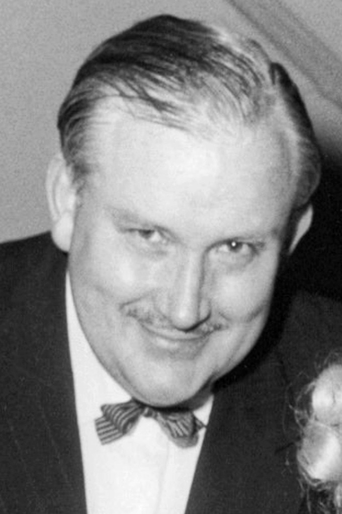 Åke Ohlmarks backdrop