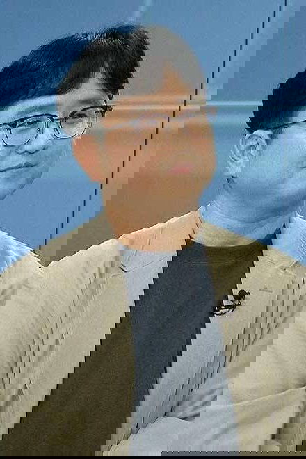 Yoon Seong-ho backdrop