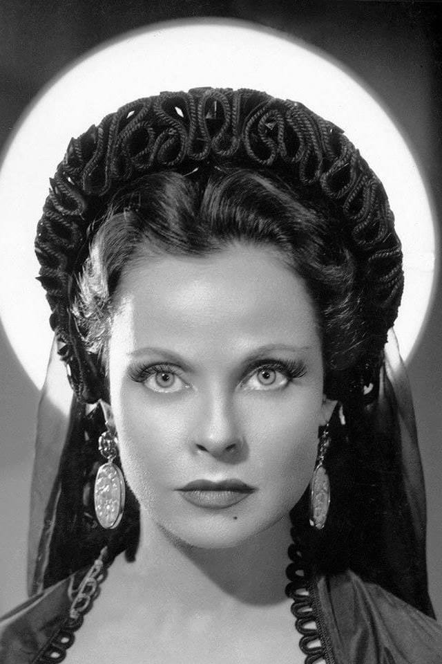 Ana María Lynch backdrop