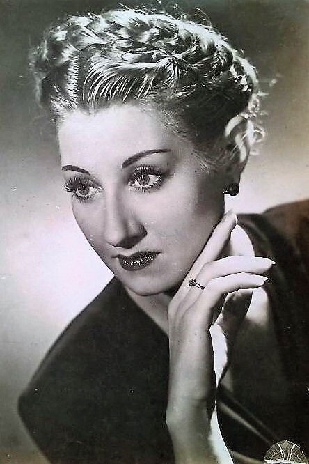 Lina Yegros backdrop