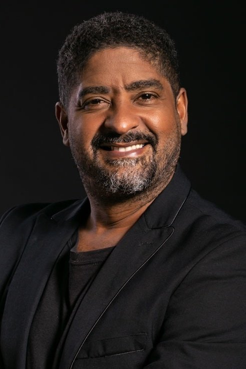 Raúl Rosário backdrop