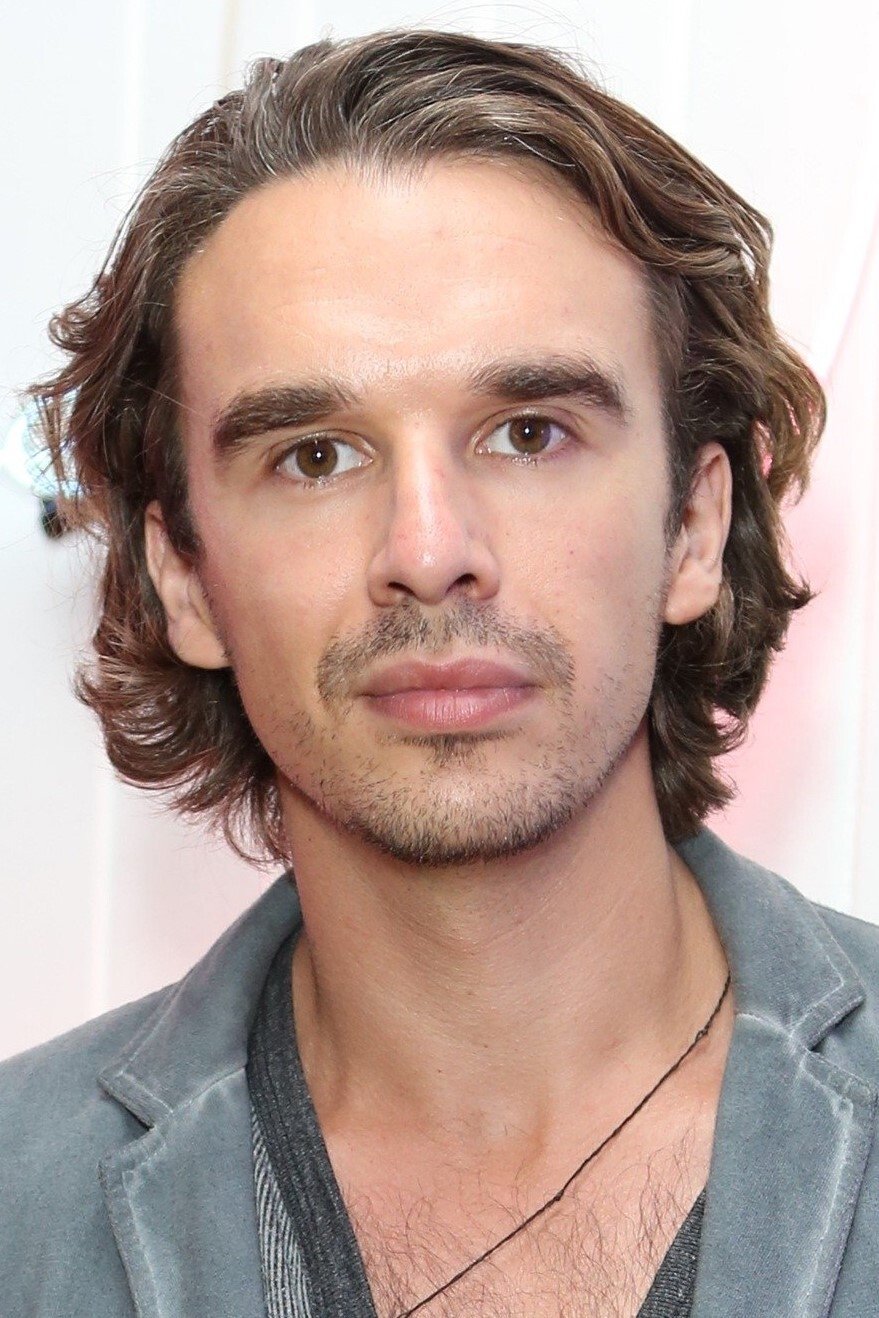 Edward Akrout backdrop