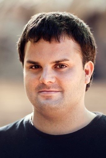 Adrián Guerra backdrop