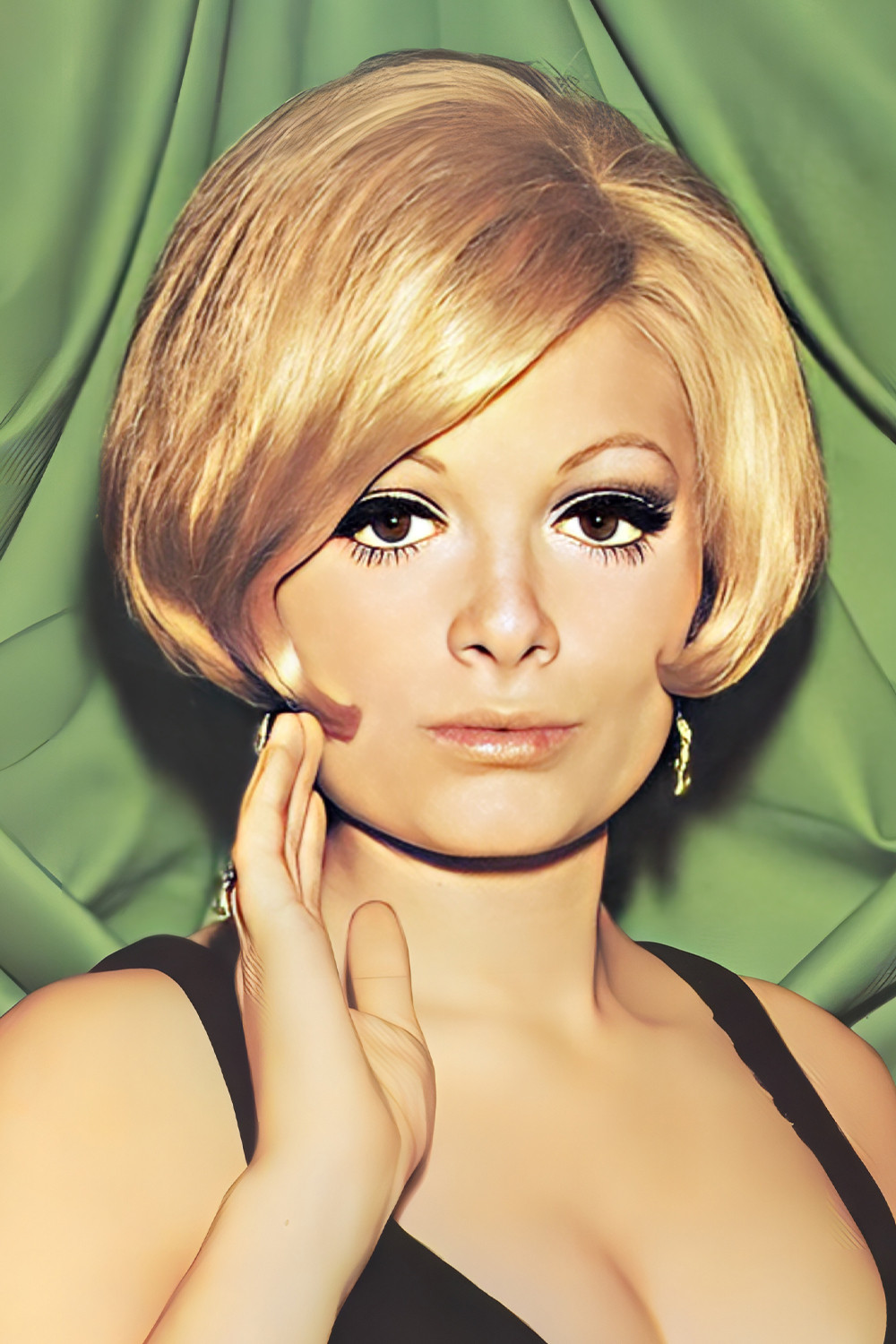 Semiramis Pekkan backdrop