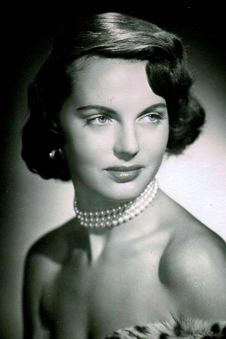 Isabel del Puerto backdrop