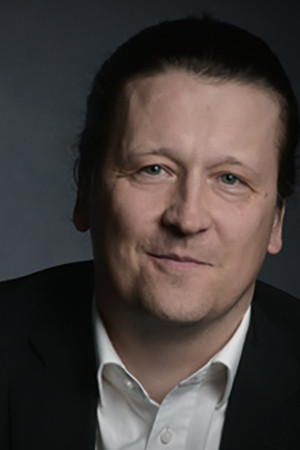 Géza M. Tóth backdrop