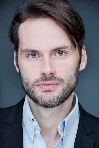 Roberto Hoyas backdrop