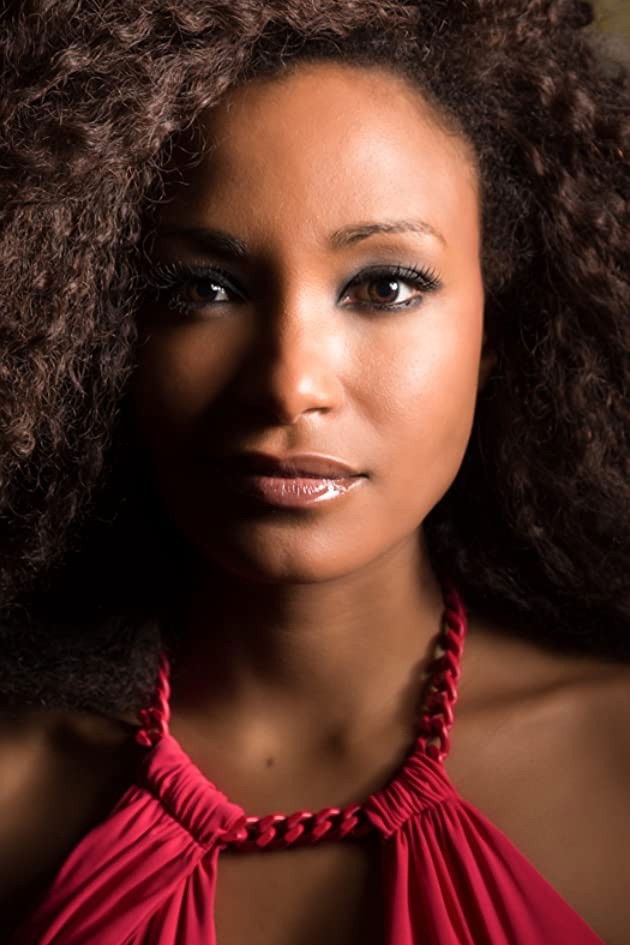 Ciomara Morais backdrop