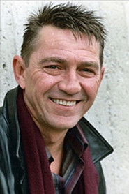 B. Anthony Cohen: Bi. Entoni Koen