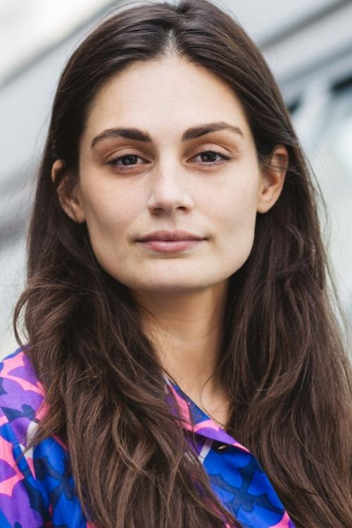 Zara Dwinger backdrop