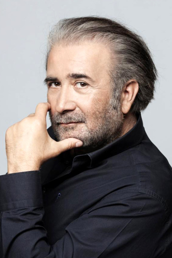Lakis Lazopoulos backdrop