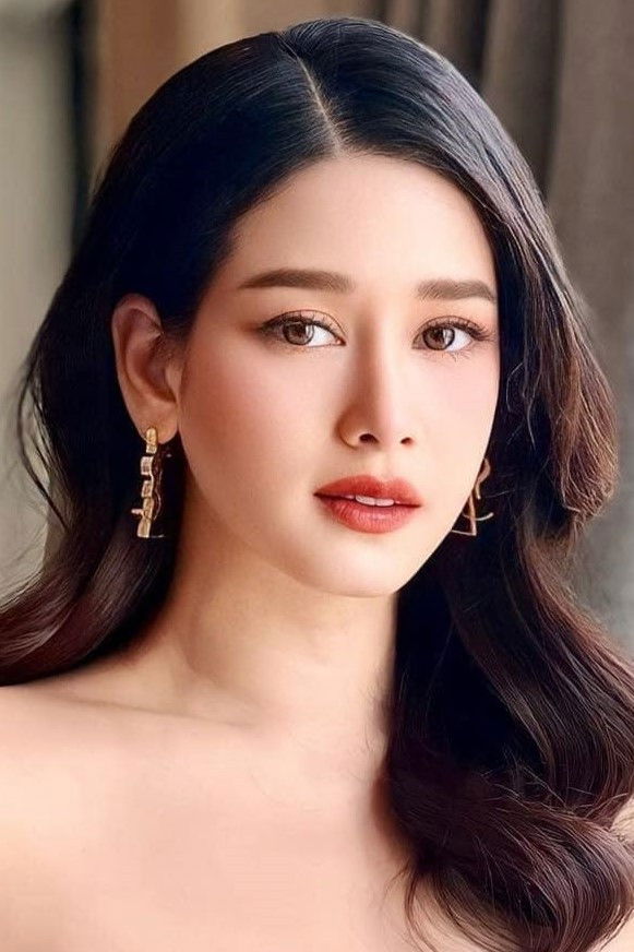 Amena Pinit backdrop