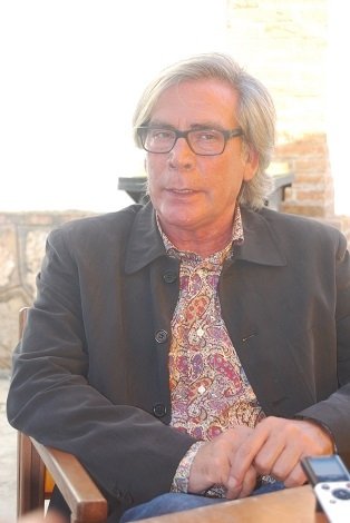 Bernard Seray backdrop