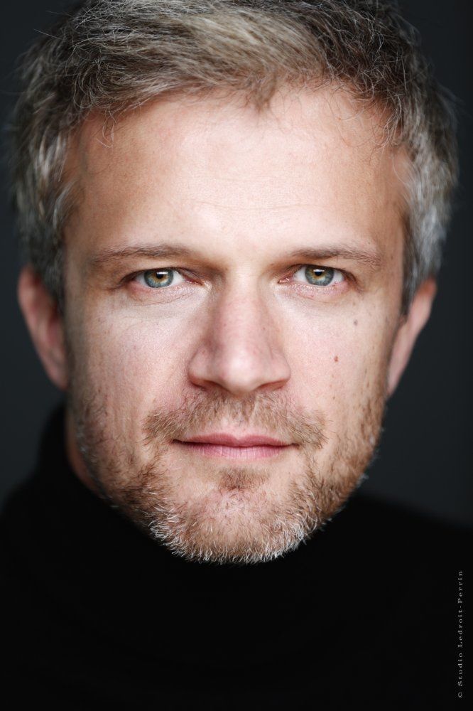 Valéry Schatz backdrop