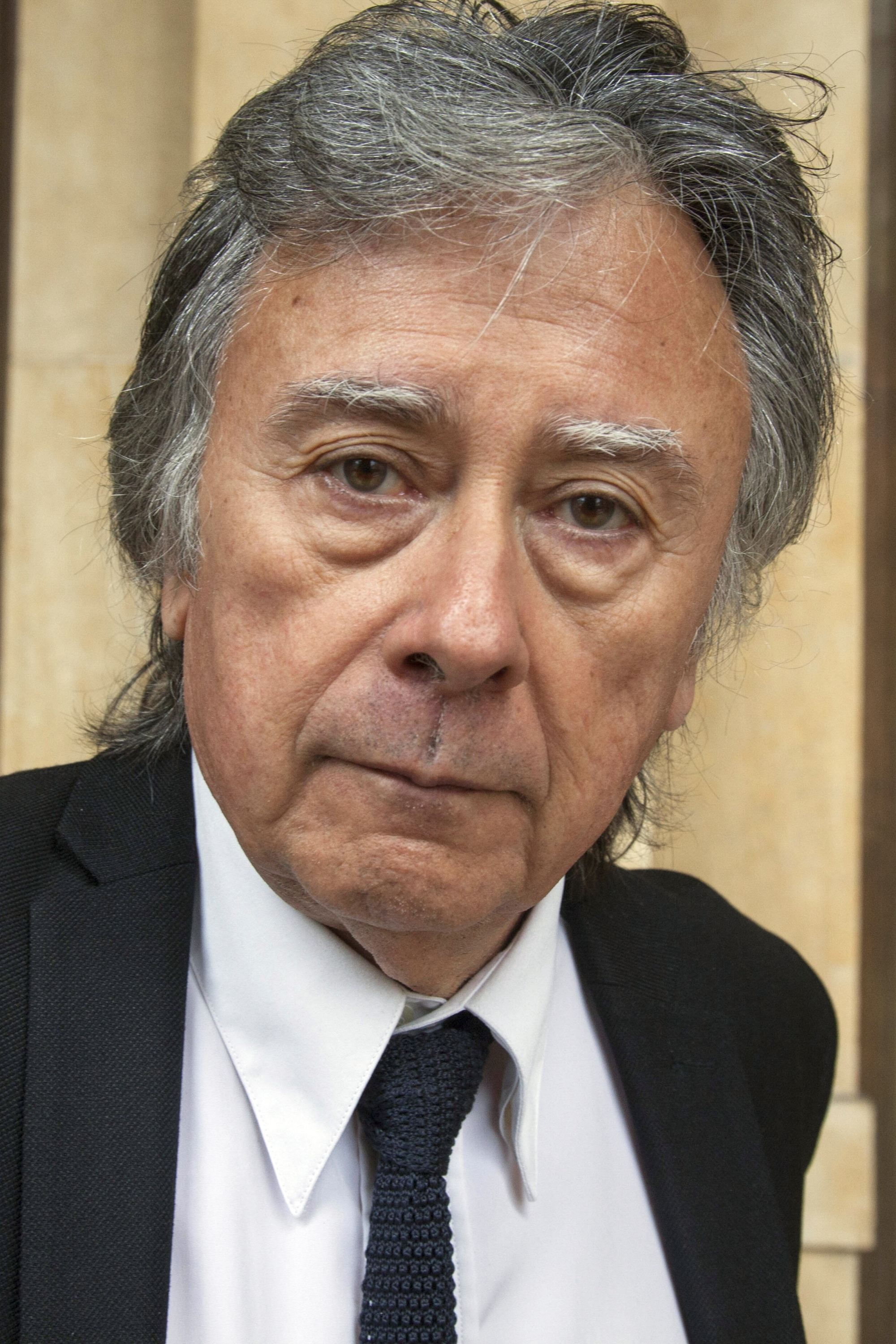 Hugues Pagan backdrop