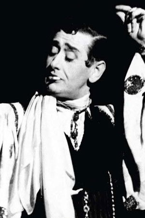 Miguel de Molina backdrop