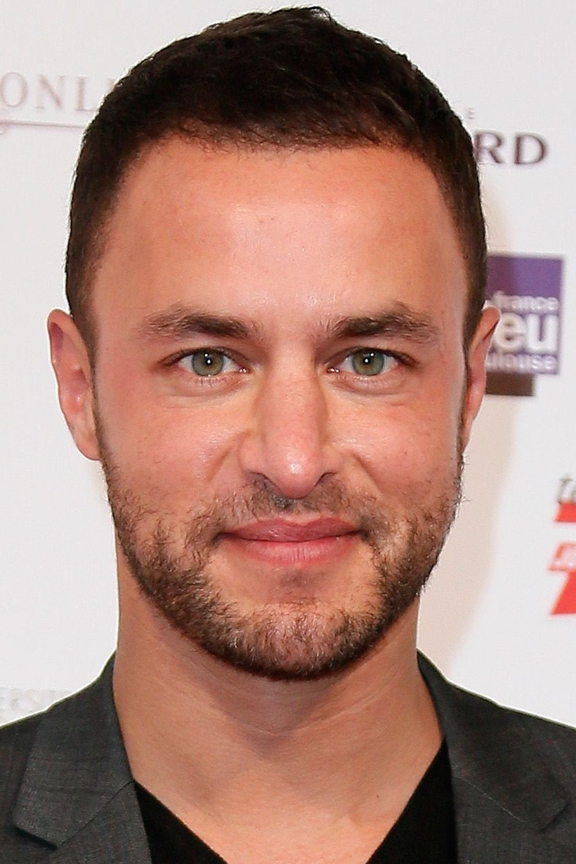 Raphaël Lenglet backdrop