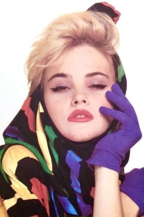 Cláudia Liz backdrop