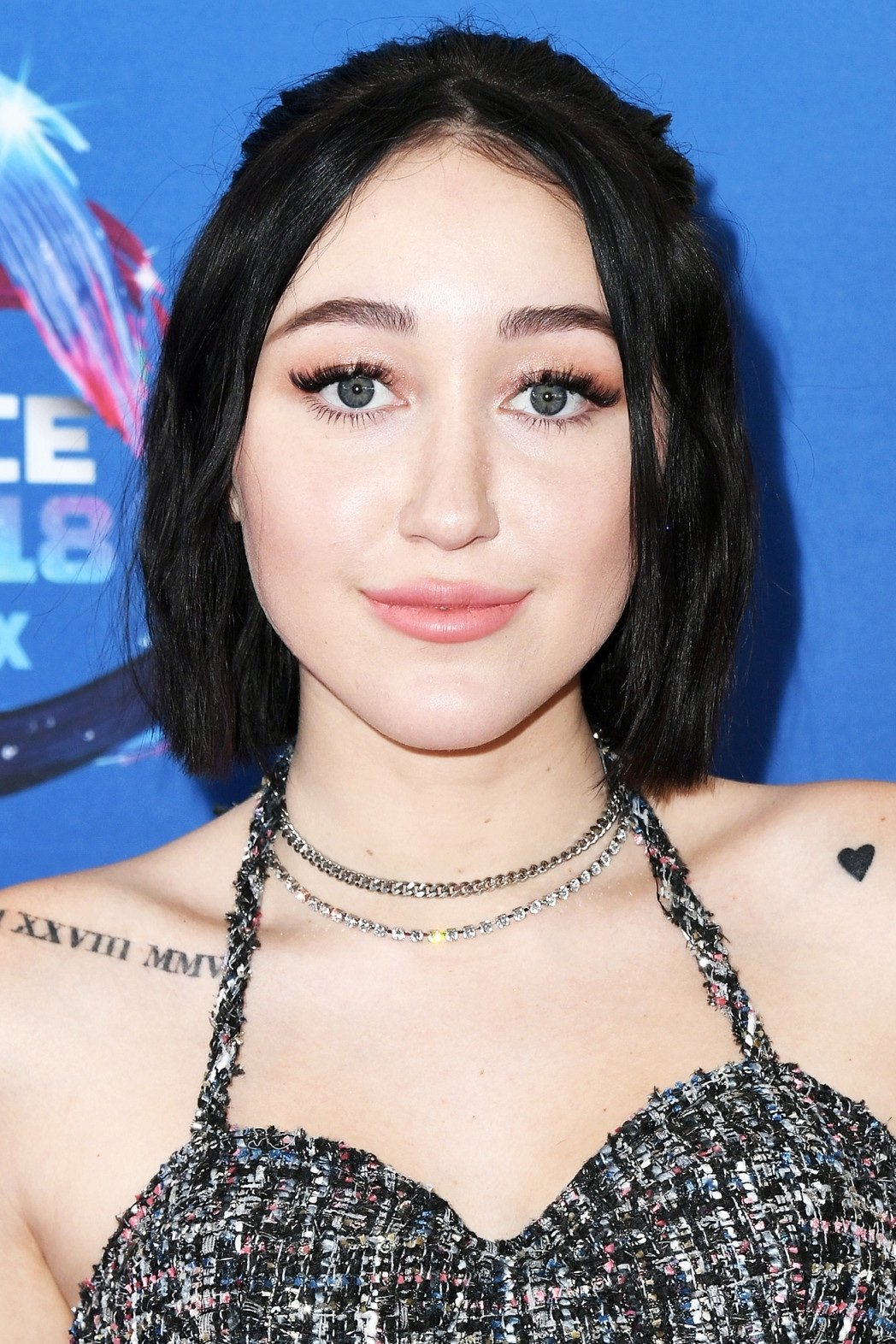 Noah Cyrus backdrop
