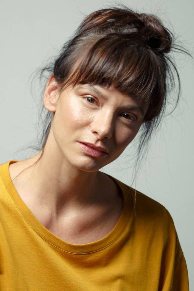 Carolina Mânica backdrop