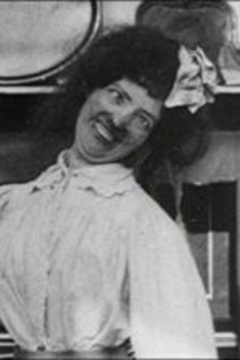 Laura Bayley → Laura Bejli backdrop