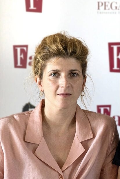 Kata Wéber backdrop