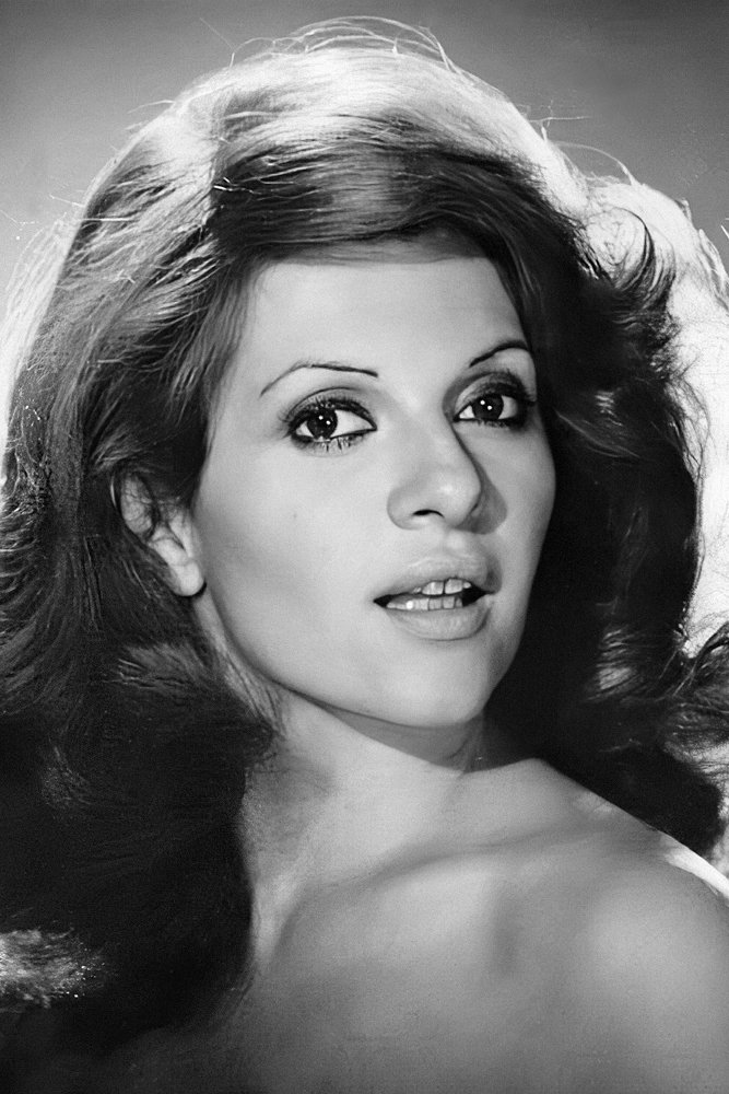 Leonor Benedetto backdrop