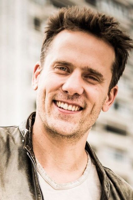 Manuel Löwensberg backdrop