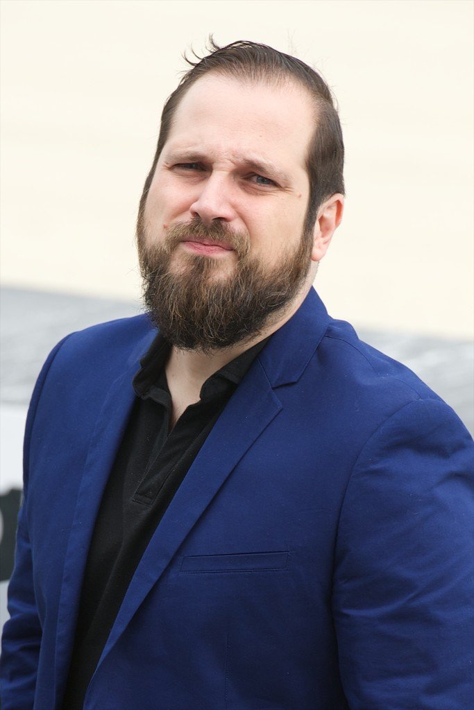 Carlos Vermut backdrop