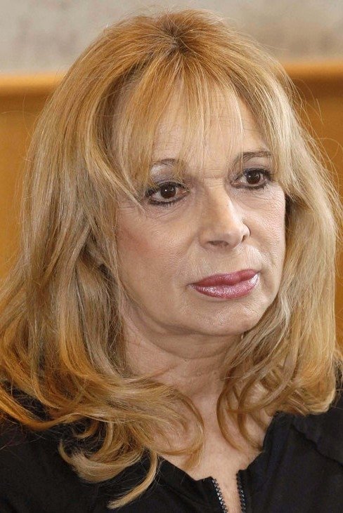 Anna Fonsou backdrop