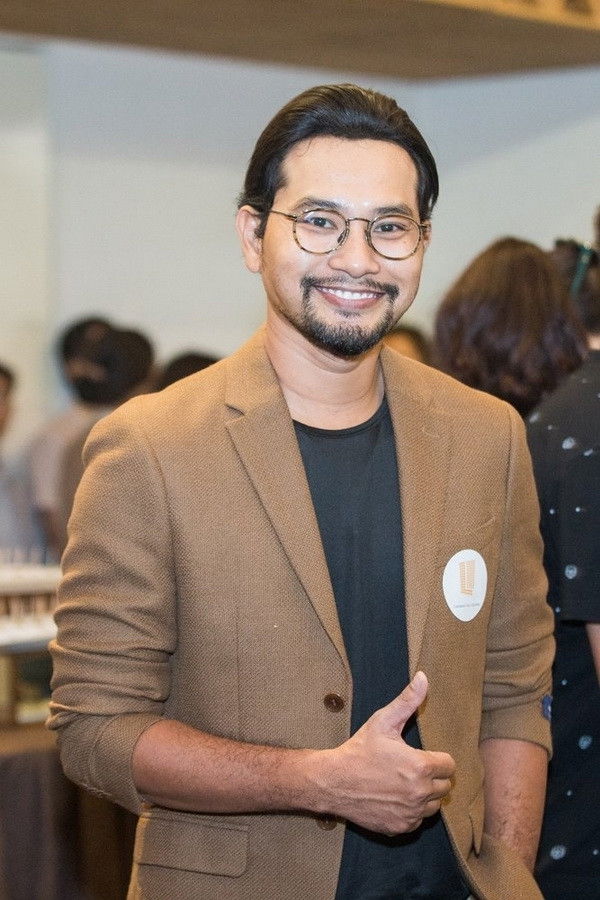 Huỳnh Đông backdrop