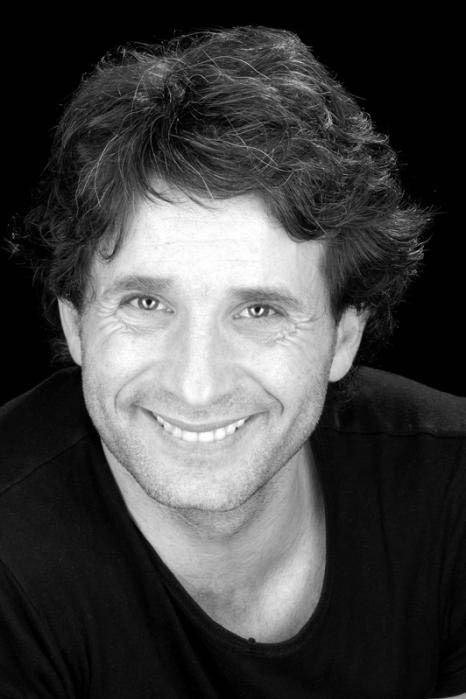 Iñaki Guevara backdrop