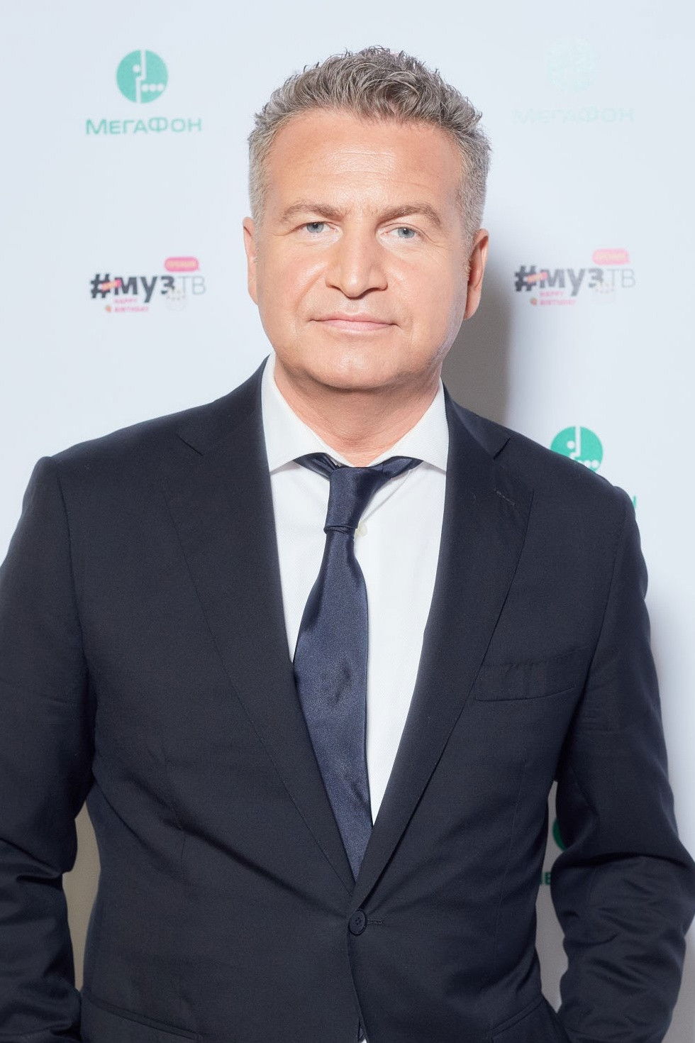 Leonid Agutin backdrop