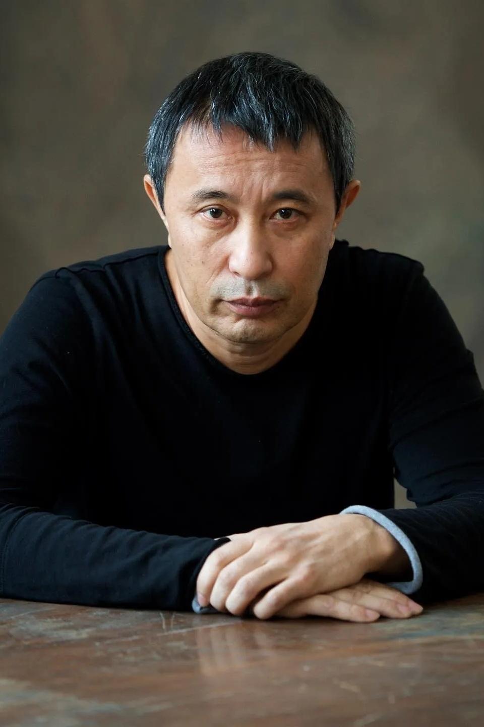 Ermek Tursunov backdrop