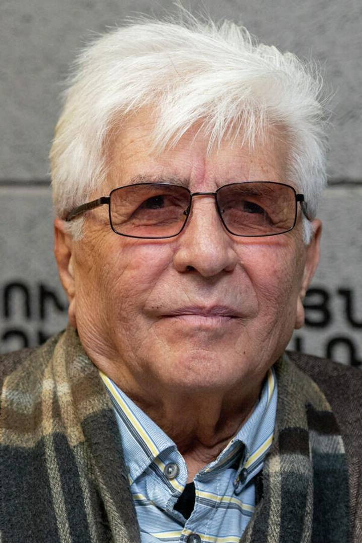 Robert Amirkhanyan backdrop