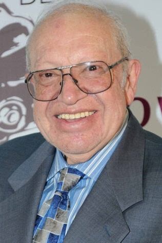 Eduardo Manzano backdrop