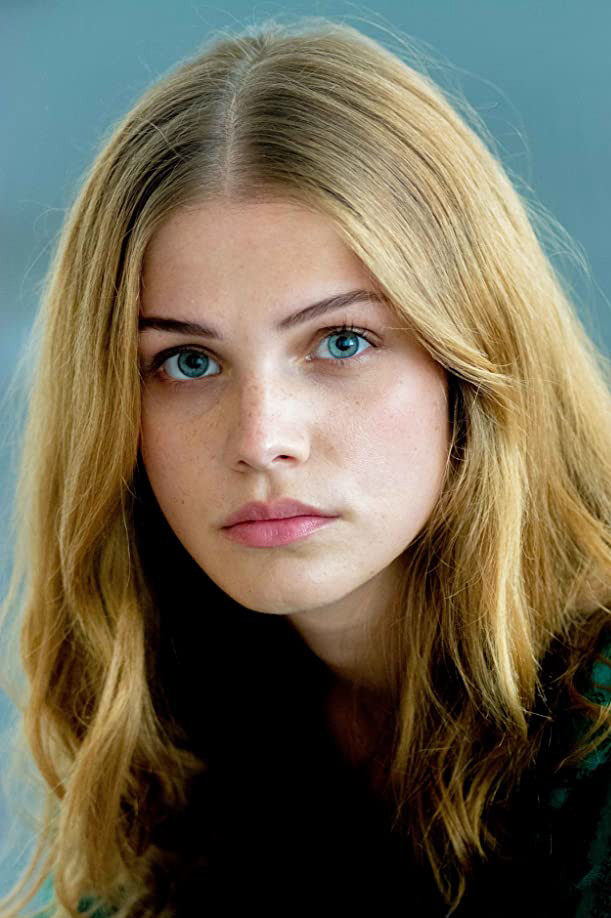 Lisa Tomaschewsky backdrop